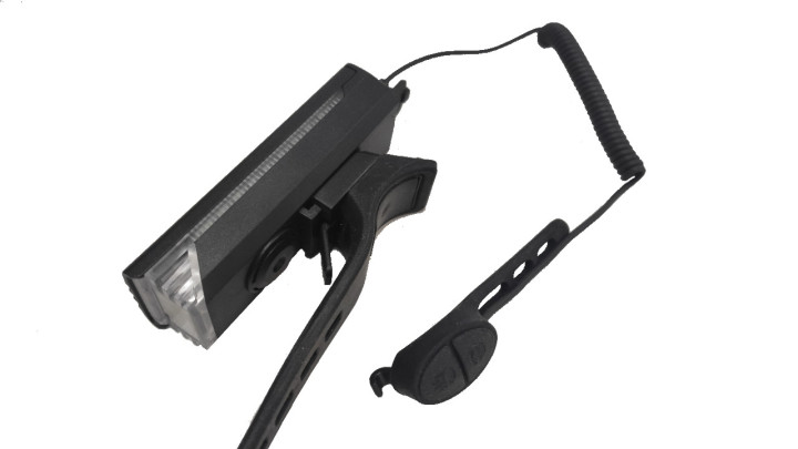 Lampa przód AU215 400 lumenów z elektronicznym sygnałem USB